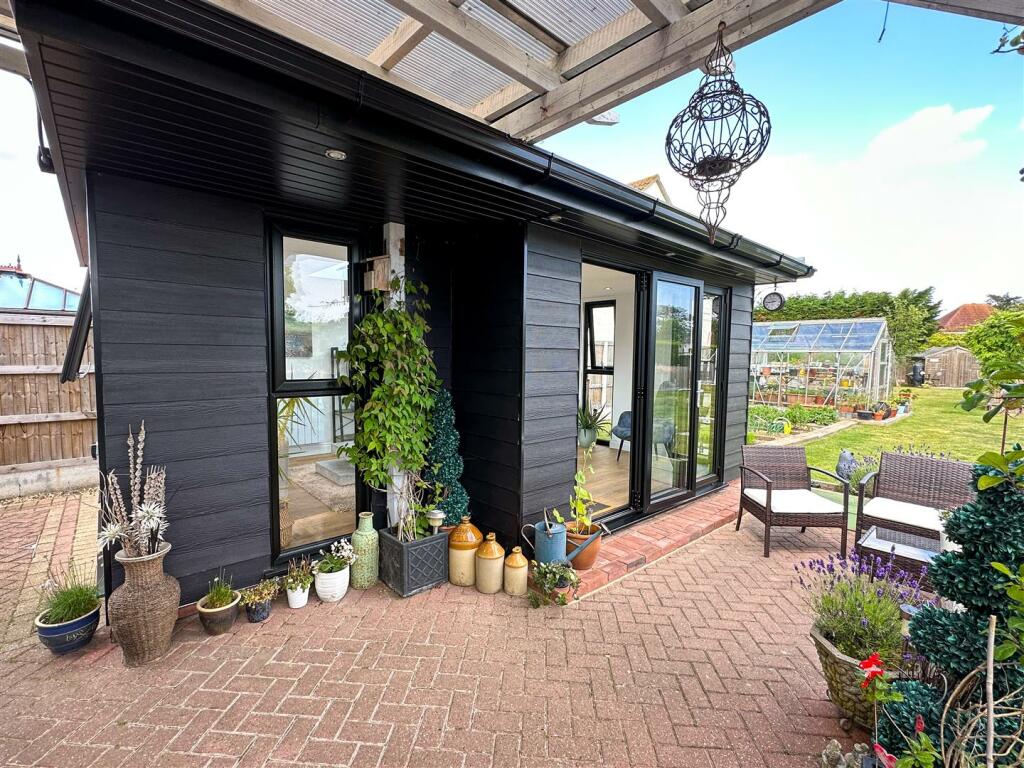 INDEPENDENT OFFICE/GARDEN ROOM