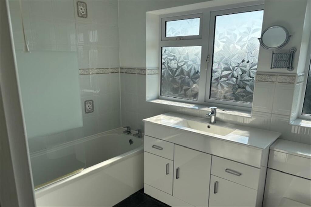 Bathroom (Main)
