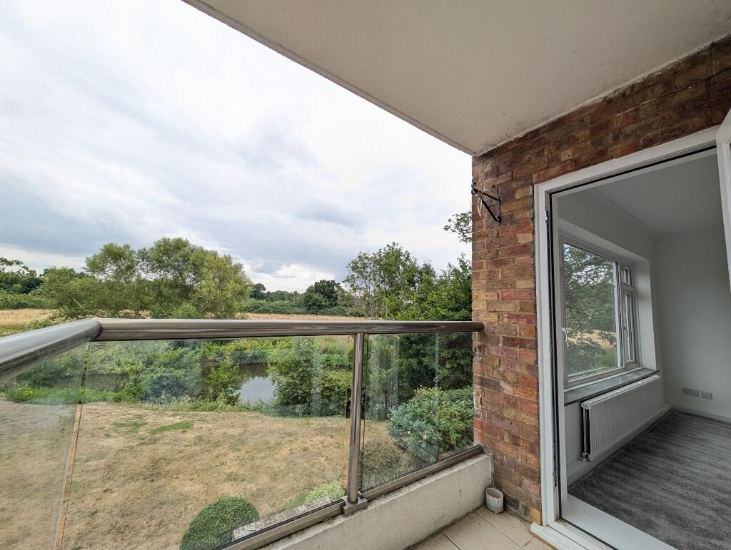 Esher Road, Hersham, Surrey, KT12