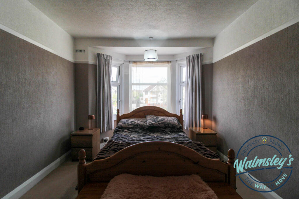 Double bedroom to frontage