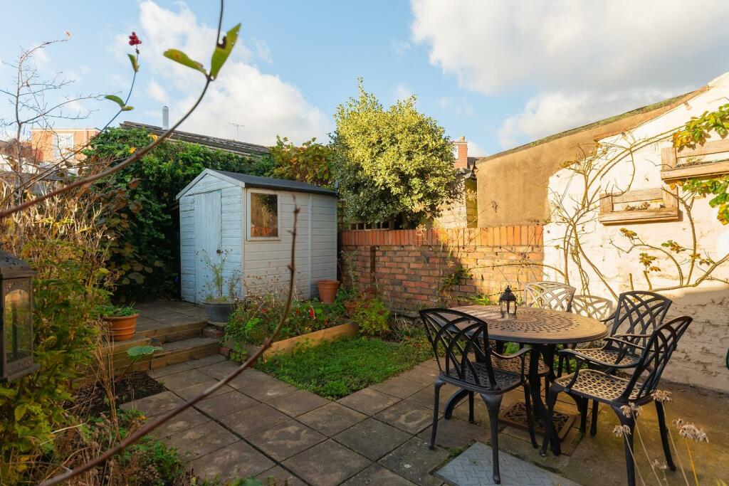 8O6RHD - External E.jpg