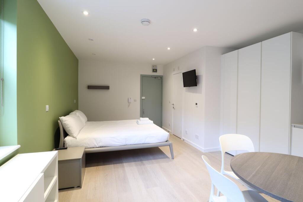 LymingtonRoad06.jpg