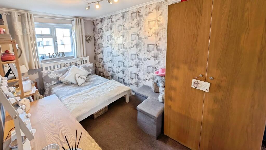 49 Cornwall Crescent bed 3 a.jpg