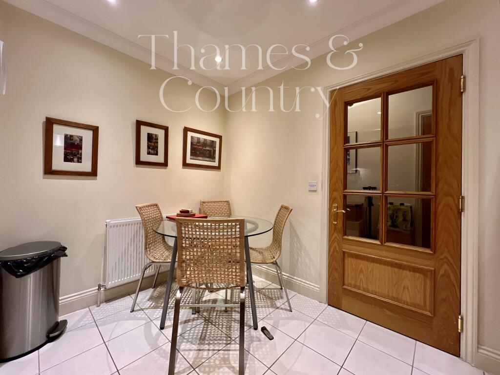Kitchen breakfast area