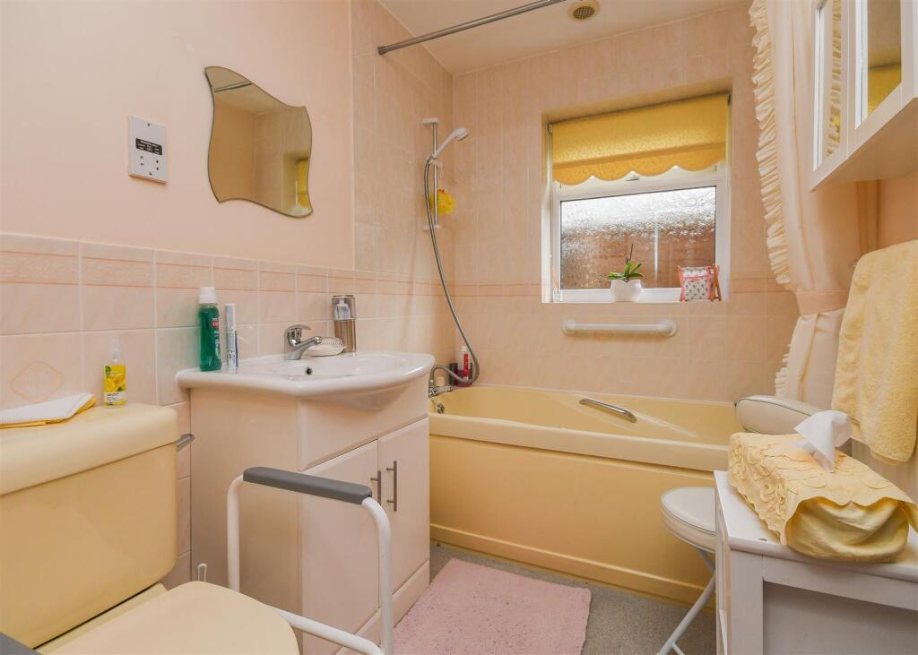 17a Chapel Lane - Bathroom.jpg