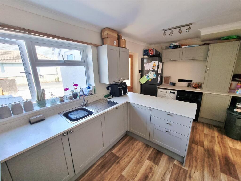 Kitchen 1.jpg
