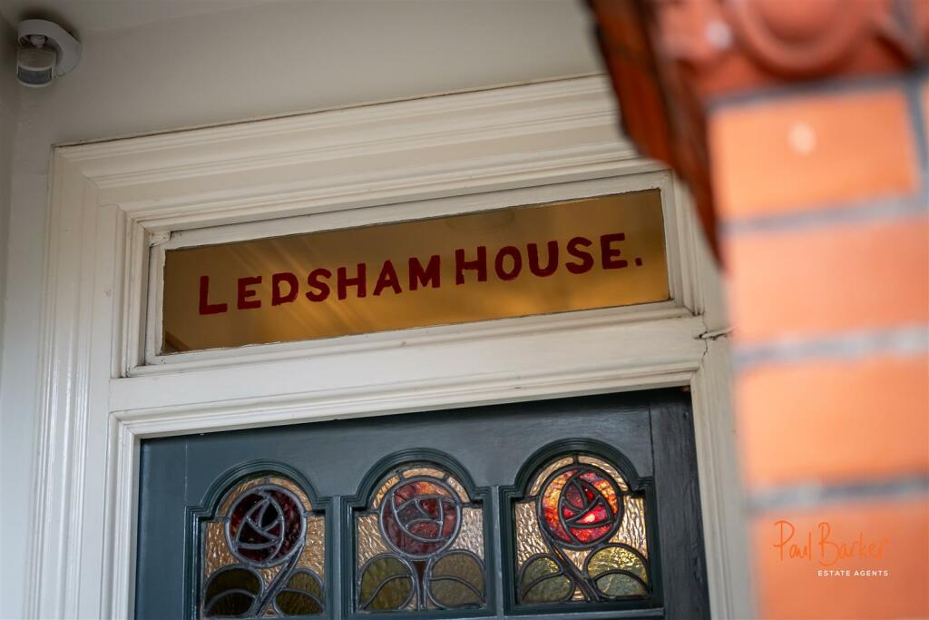 241028 - 61 Carlisle Avenue, St Albans - 30 [WM].j