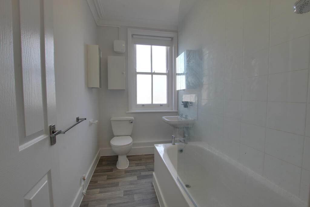 5 BATHROOM.jpg