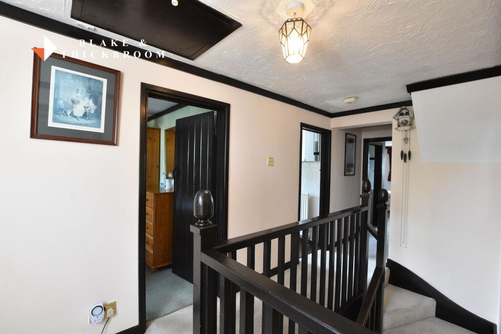 FIRST FLOOR GALLERIED LANDING