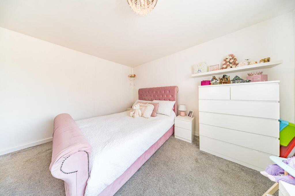 37 Deepdale Drive bedroom 3 2.jpg