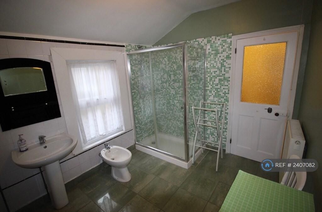 Upstairs Large Bathroom 