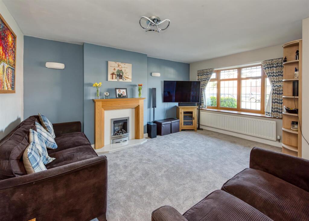 48 Millfields Way-living1 FEB25.jpg