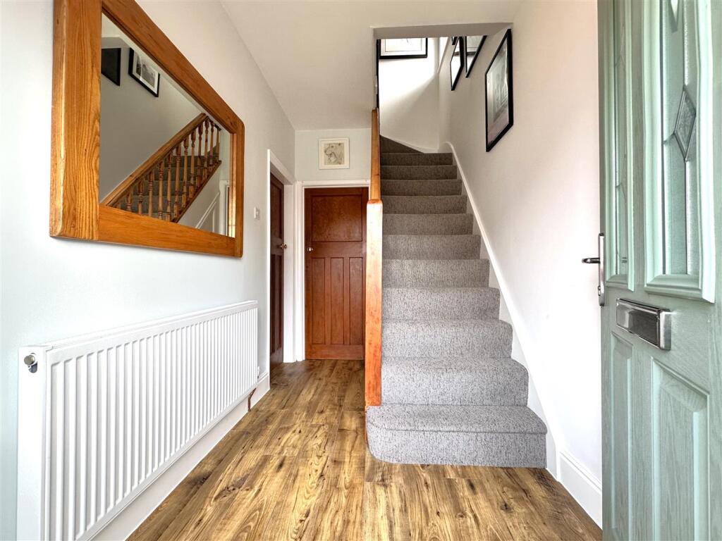 Inviting Entrance Hall 059