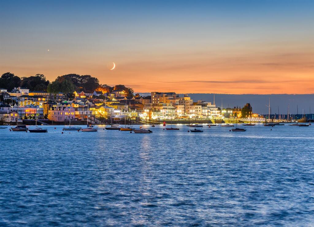 2113_Crescent_Moon_over_Cowes.jpg