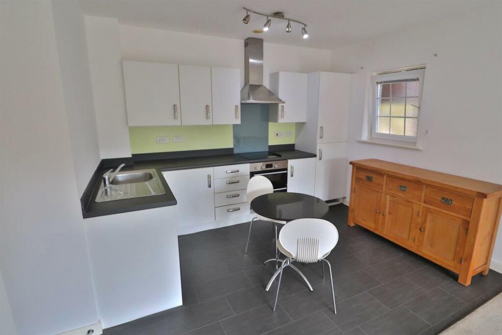 OPEN PLAN LIVING KITCHEN AREA