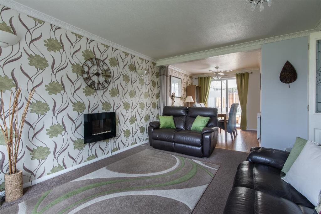 Lounge through to Diner