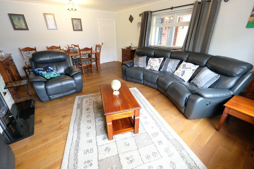 SITTING/DINING ROOM