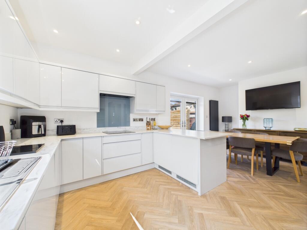 CAM02093G0-PR0048-STILL018