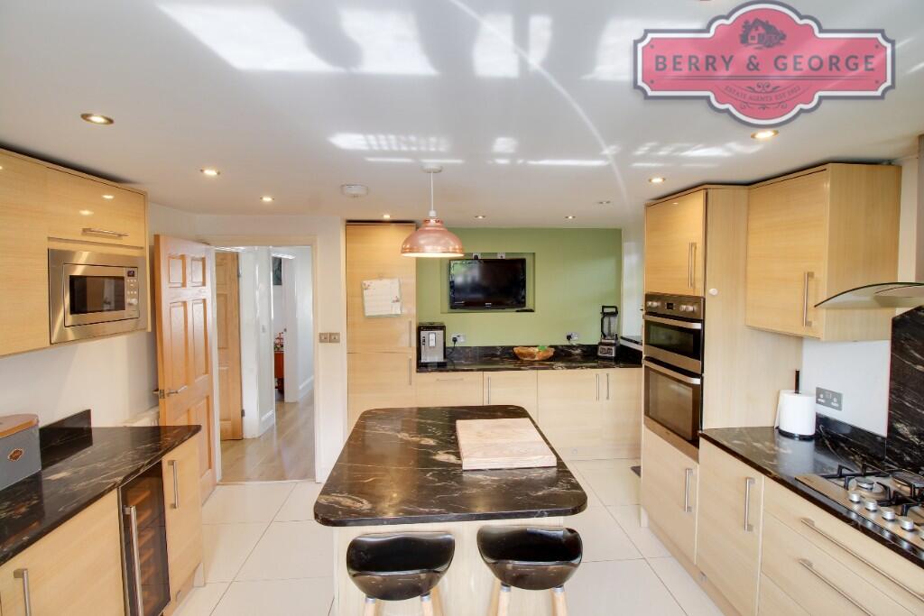 KITCHEN / BREAKFAST