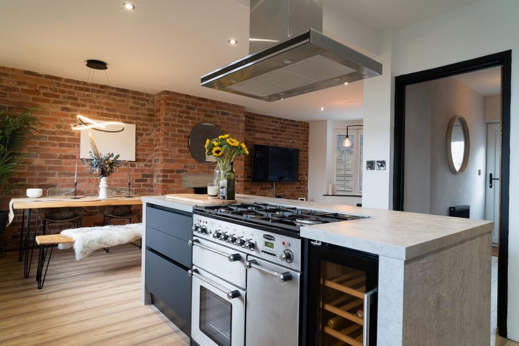 OPEN PLAN KITCHEN, DINING ROOM AND LIVING ROOM