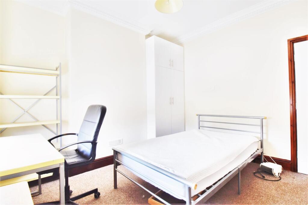 Bedroom_5.jpg