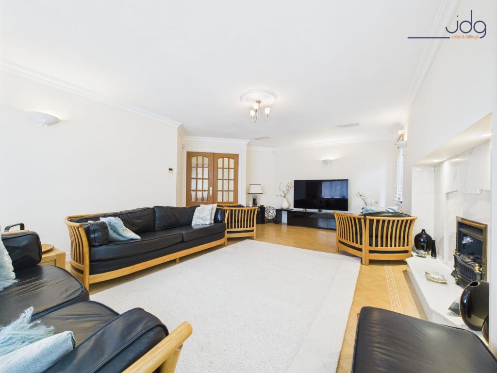 Impressive Size Lounge