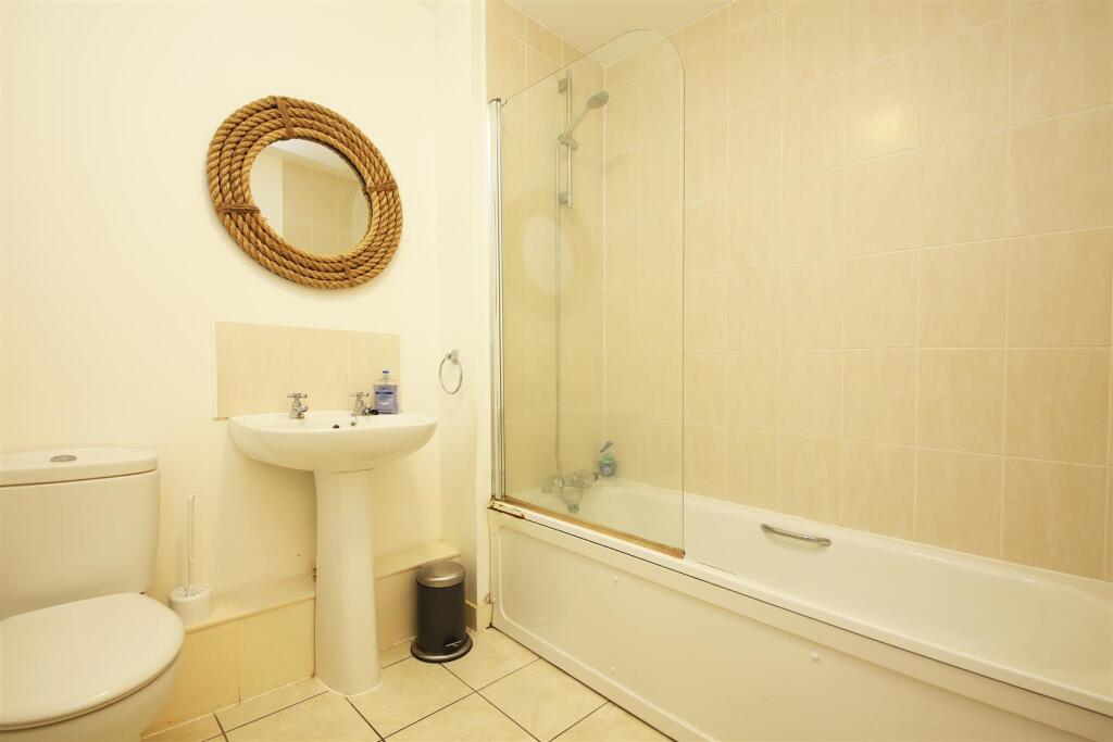 F3 5 Recovery Street SW17 bathroom.jpg