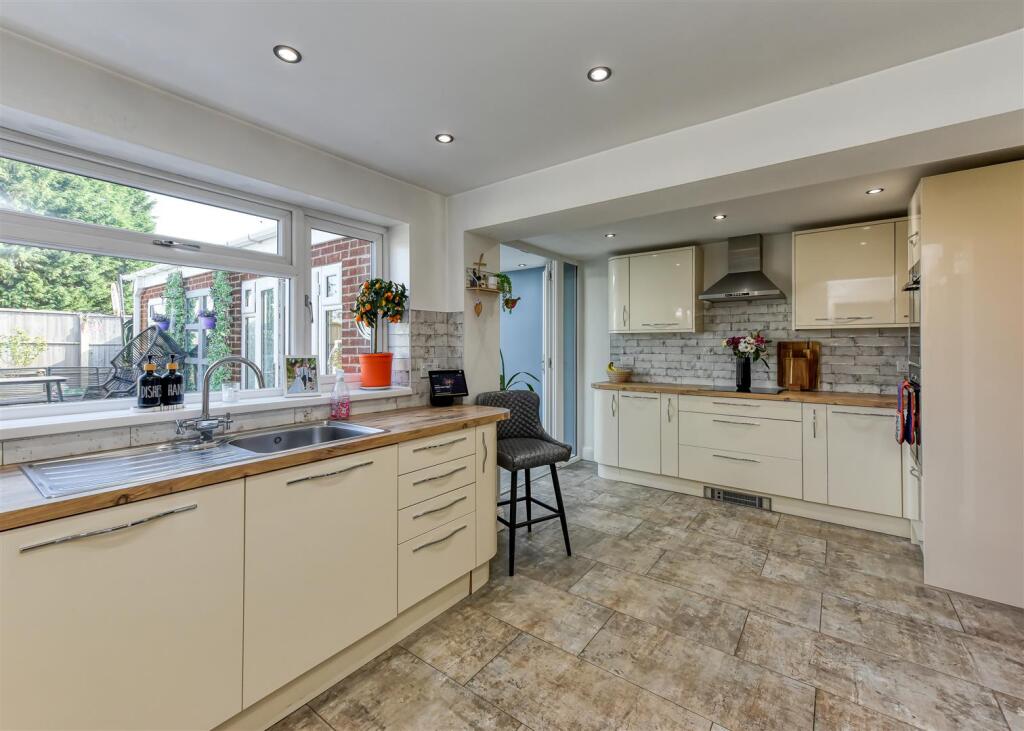 18 Brindley Close-Kitchen.jpg