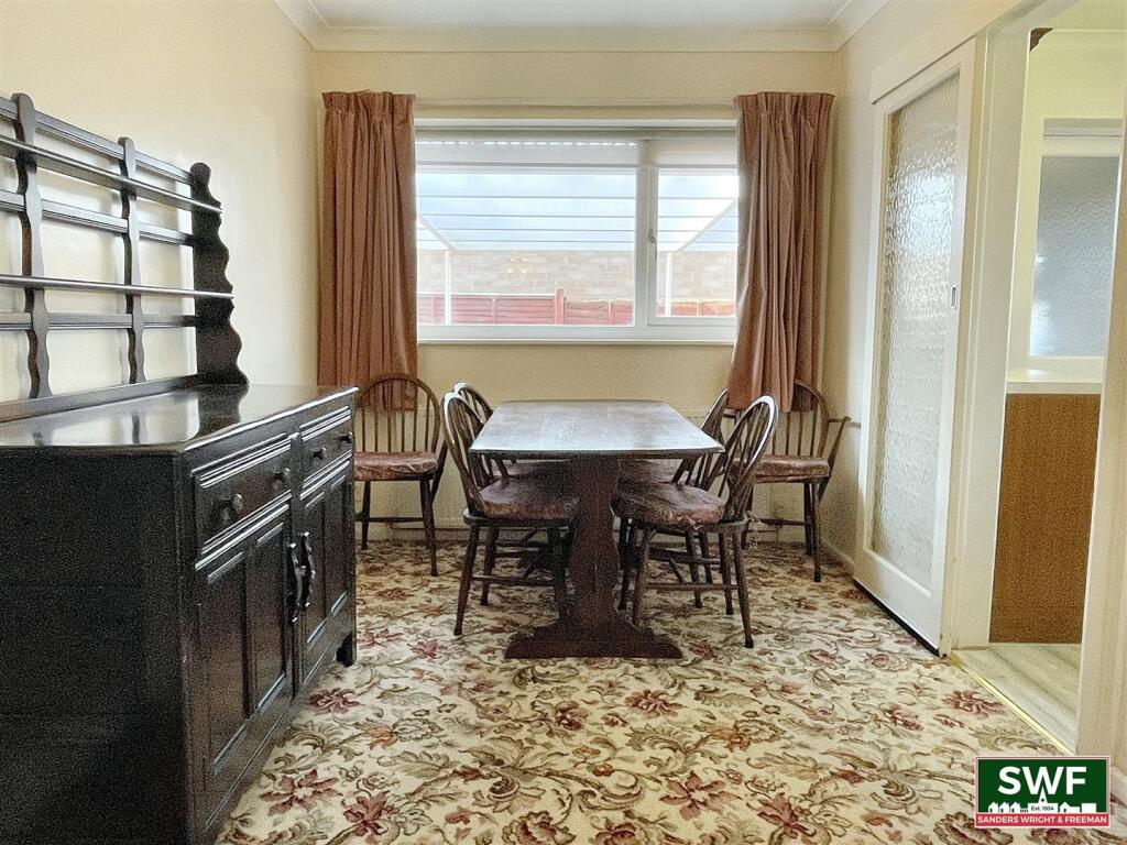 LOUNGE/DINING ROOM