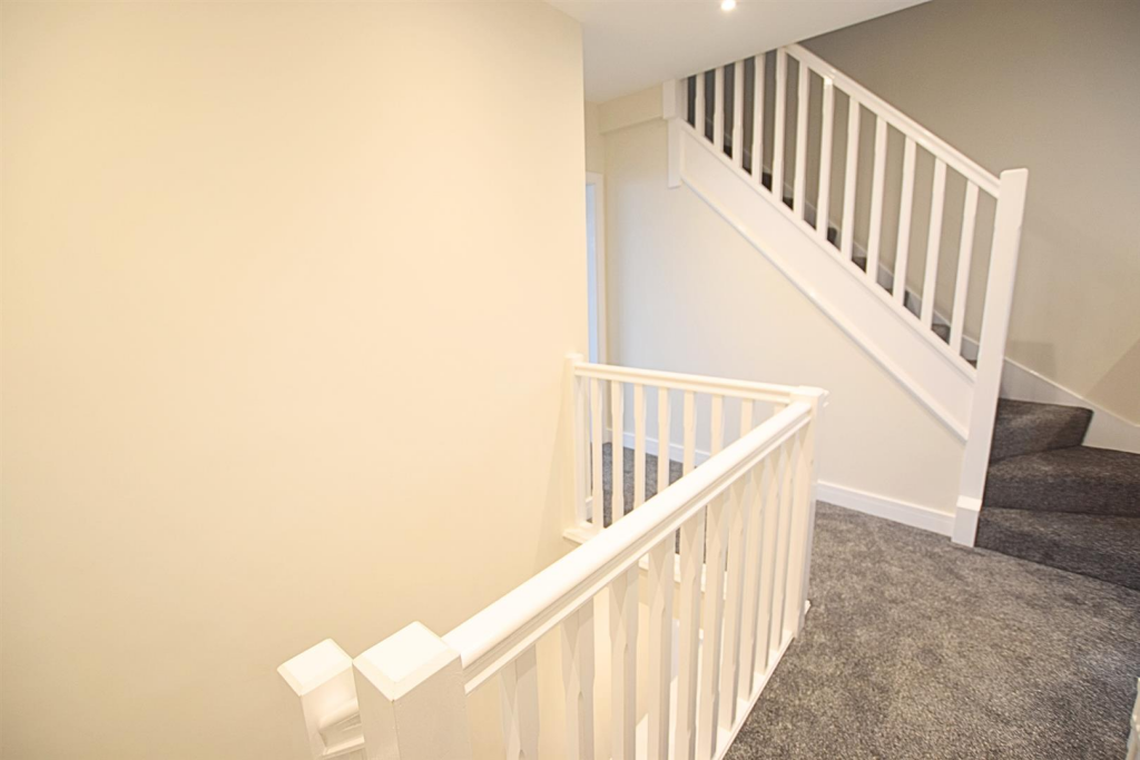 FIRST FLOOR GALLARIED LANDING