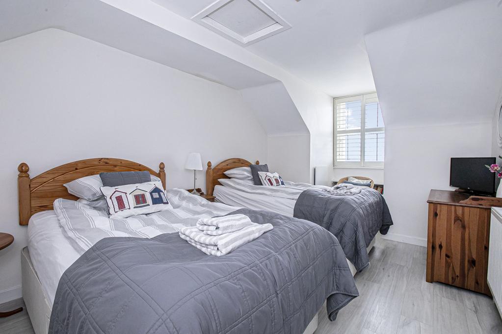 BEDROOM 4