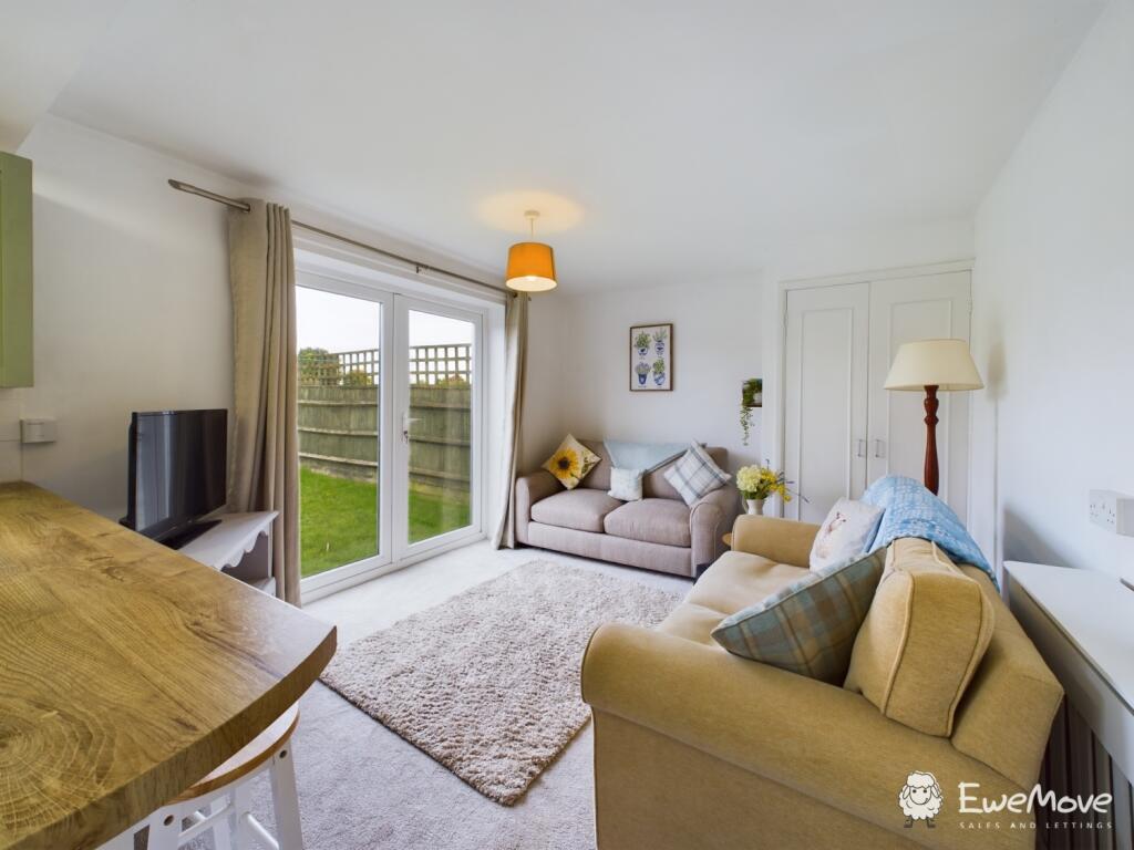 CAM02877G0-PR0061-STILL009