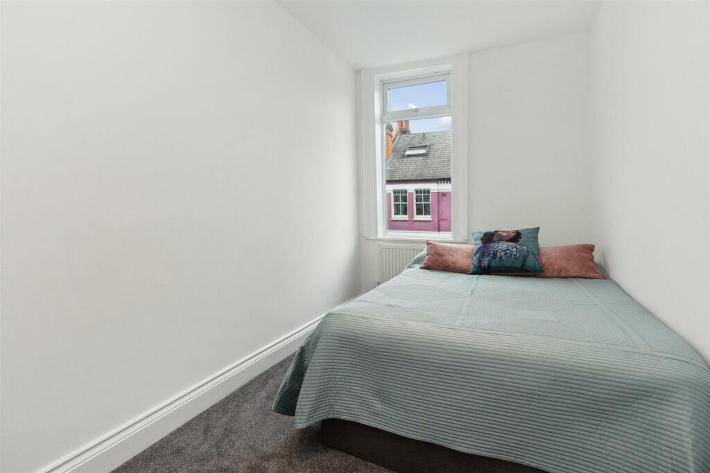 FFF 25 Gilbey Road, London bedroom 1.jpg