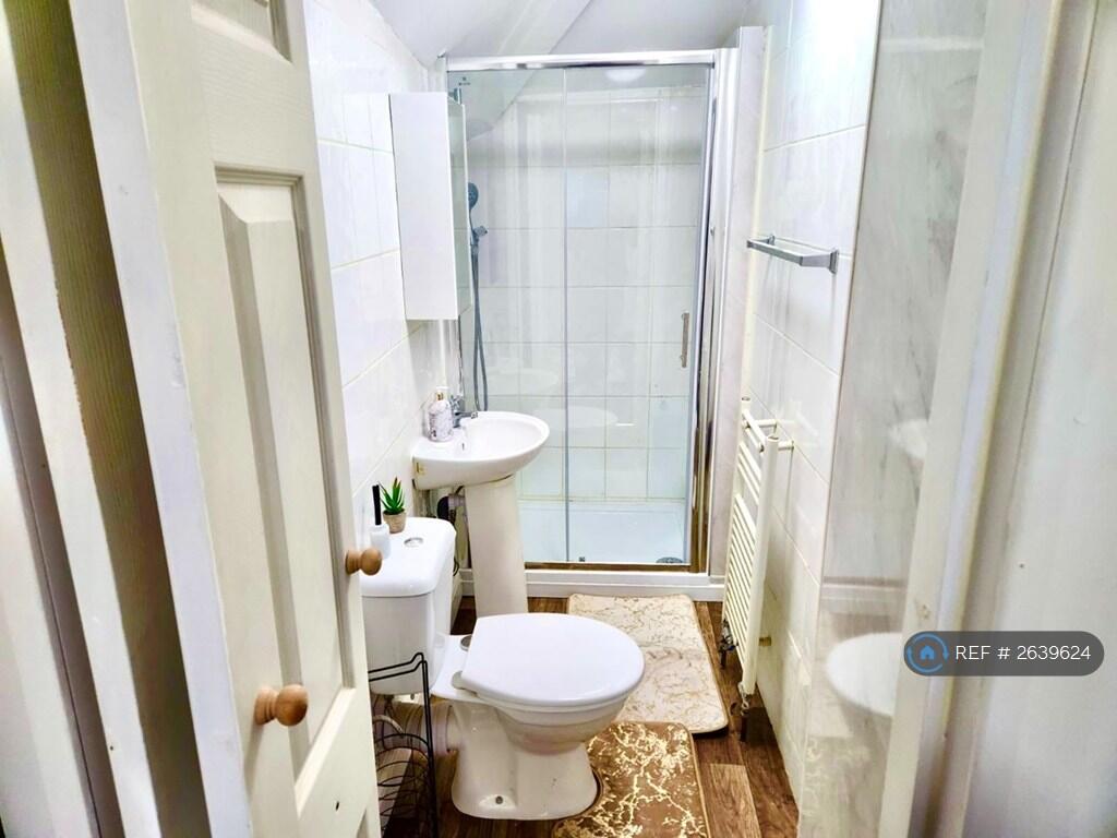 Room 6 Bathroom