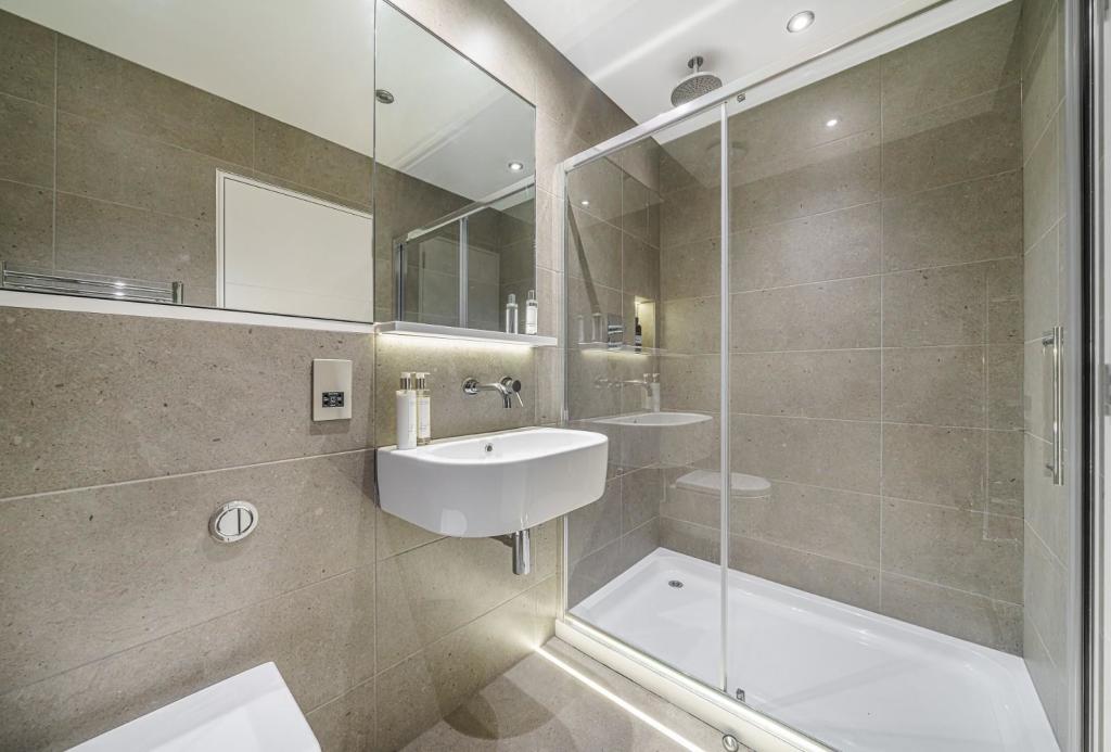 Bathroom (1).JPG