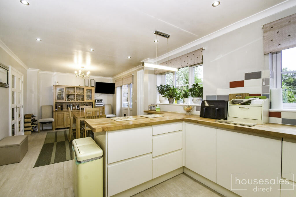 Kitchen/ Dining Room