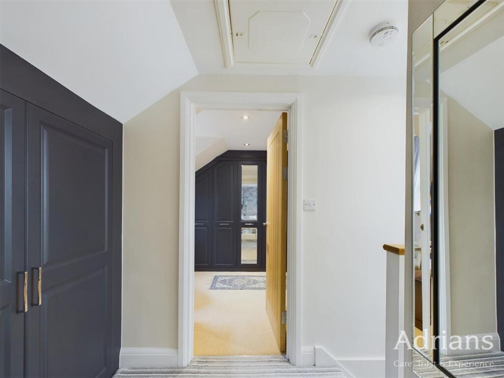 FIRST FLOOR LANDING