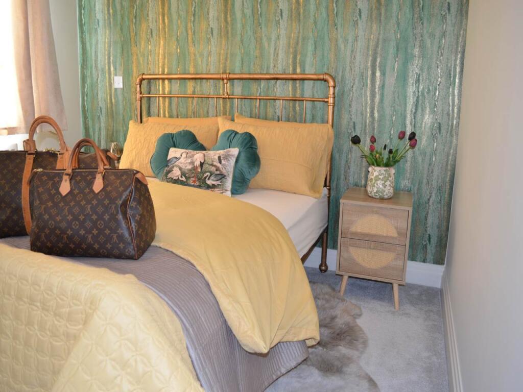 Bedroom 1 - Luggage 
