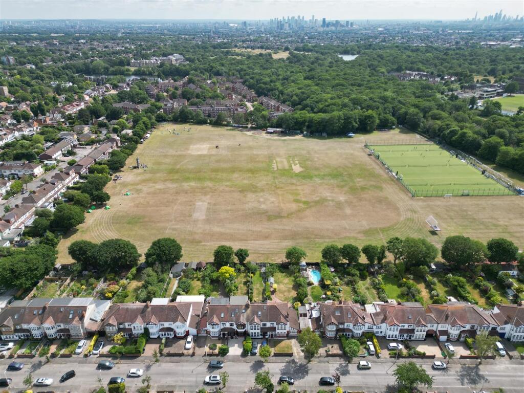 Cheyne Avenue, E18