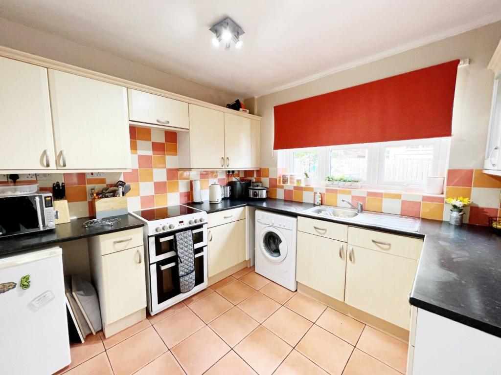 Kitchen pic 1.jpg