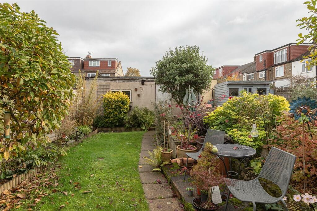 Larkshall Road E4