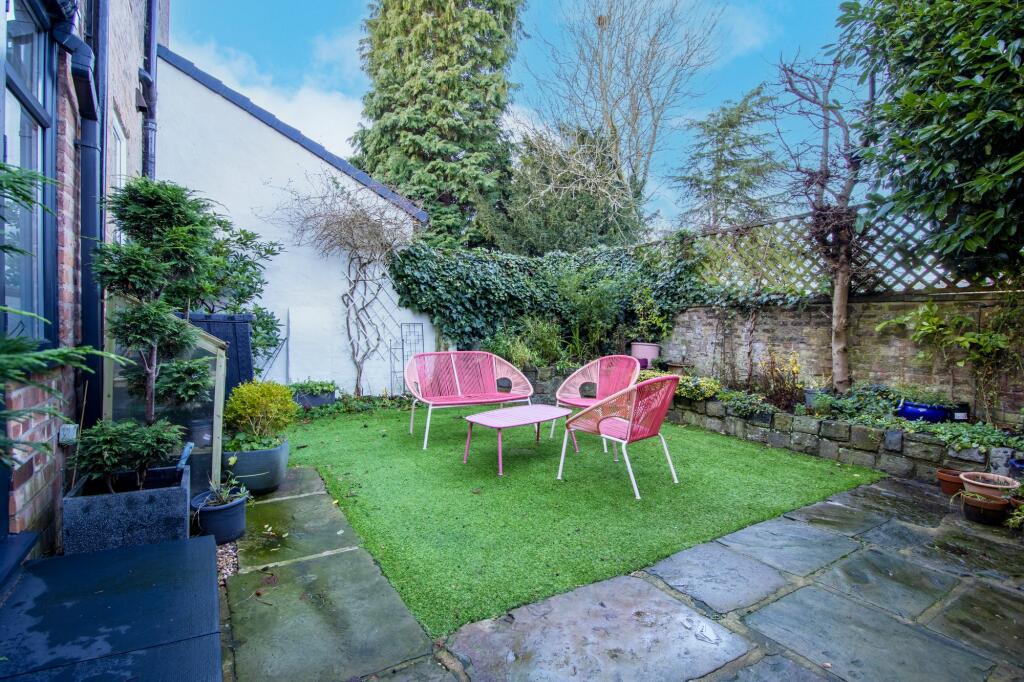 Rear enclosed courtyard garden