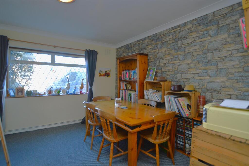 3 Mill Farm Crescent dining room.JPG