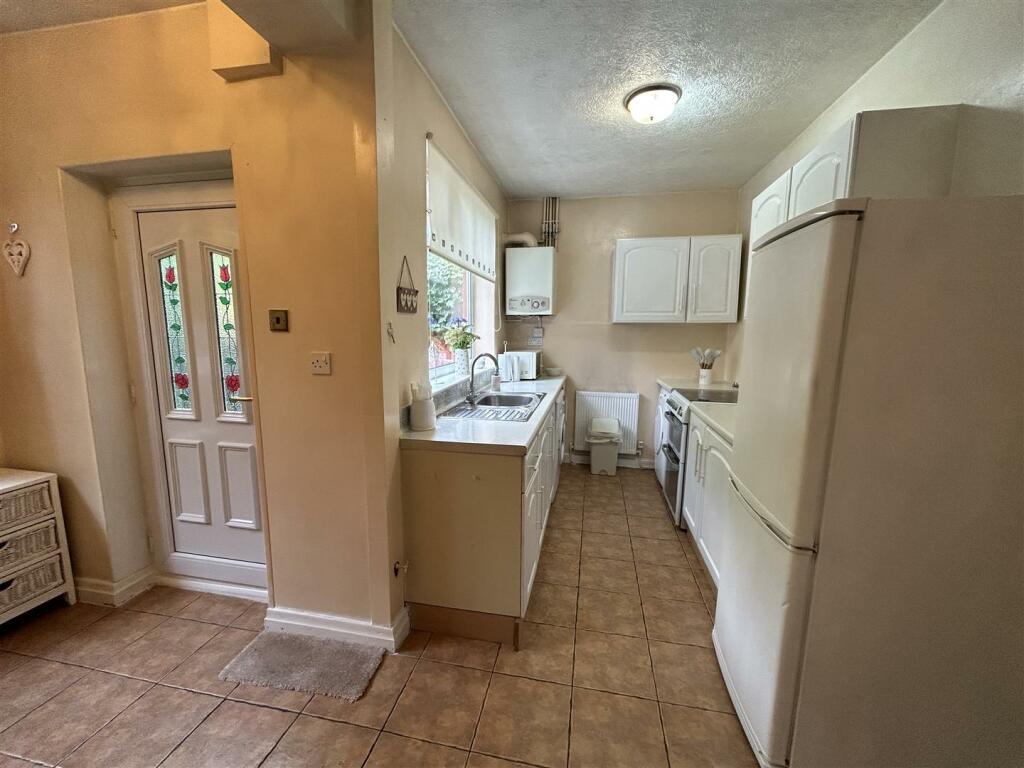 L-SHAPED KITCHEN DINER