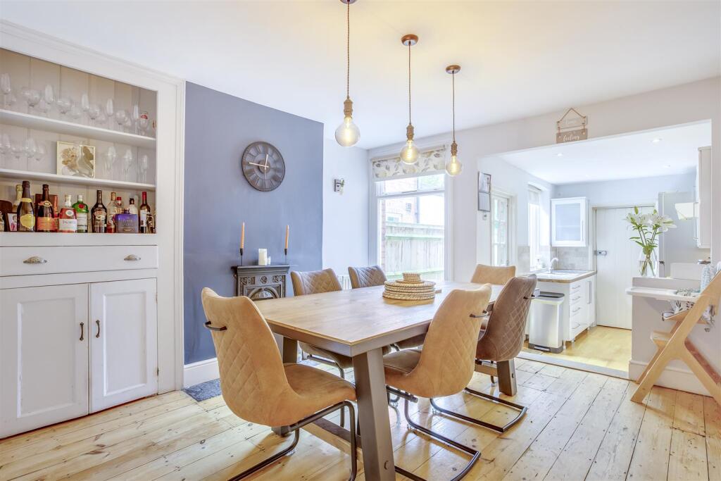 92 Oakridge Road, HP11 2PL-5.jpg
