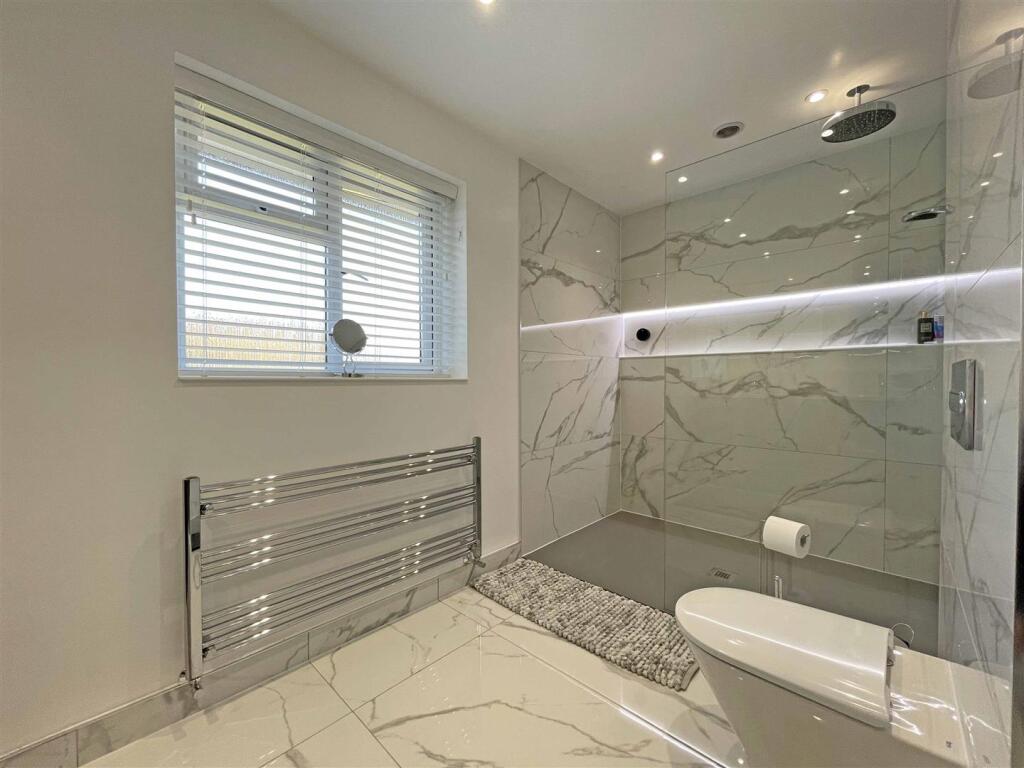 Great Berry Road 52 - EnSuite.jpg