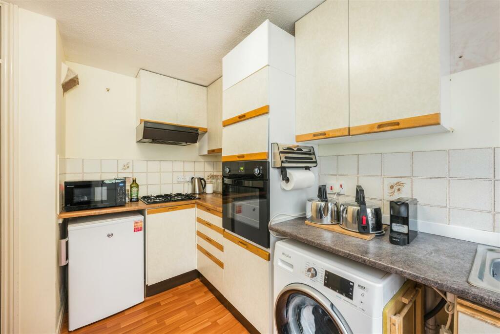Flat 2, Corvill Court, Worthing -3.jpg