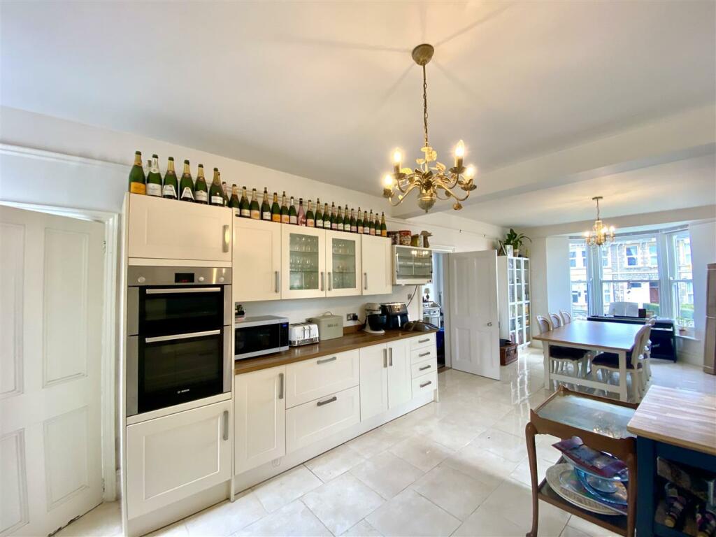 KITCHEN/DINING ROOM