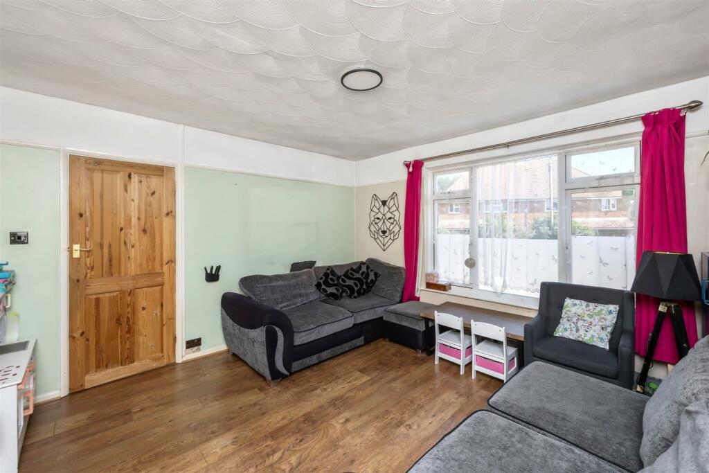 Amberley Drive 134 LIVING ROOM 3.jpeg