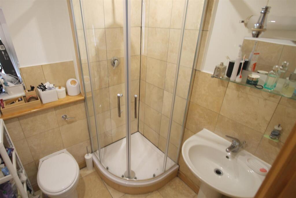 Ensuite shower room.JPG